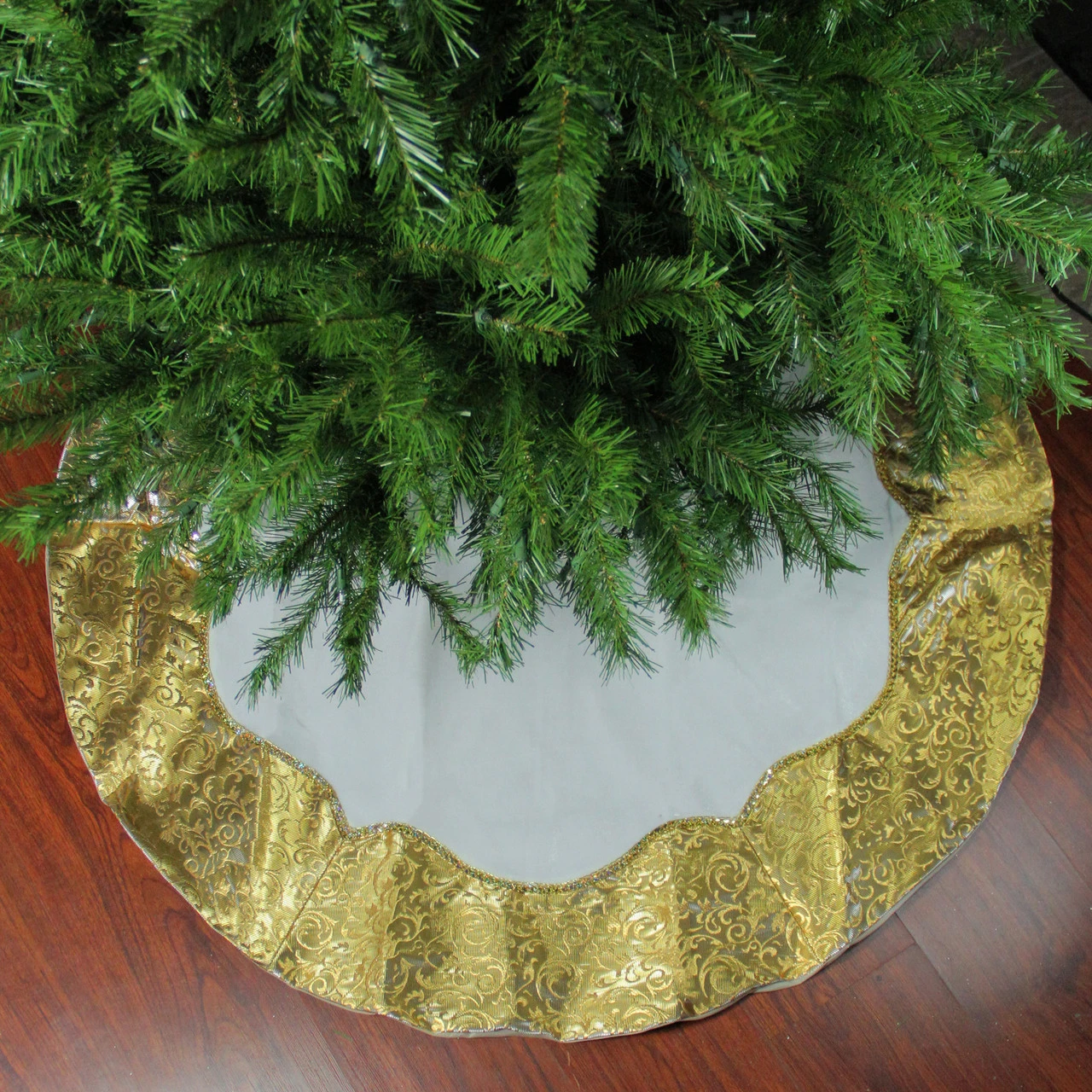 48" White And Gold Two Toned Flourish Christmas Tree Skirt 2 48" White And Gold Two Toned Flourish Christmas Tree Skirt - Image 2