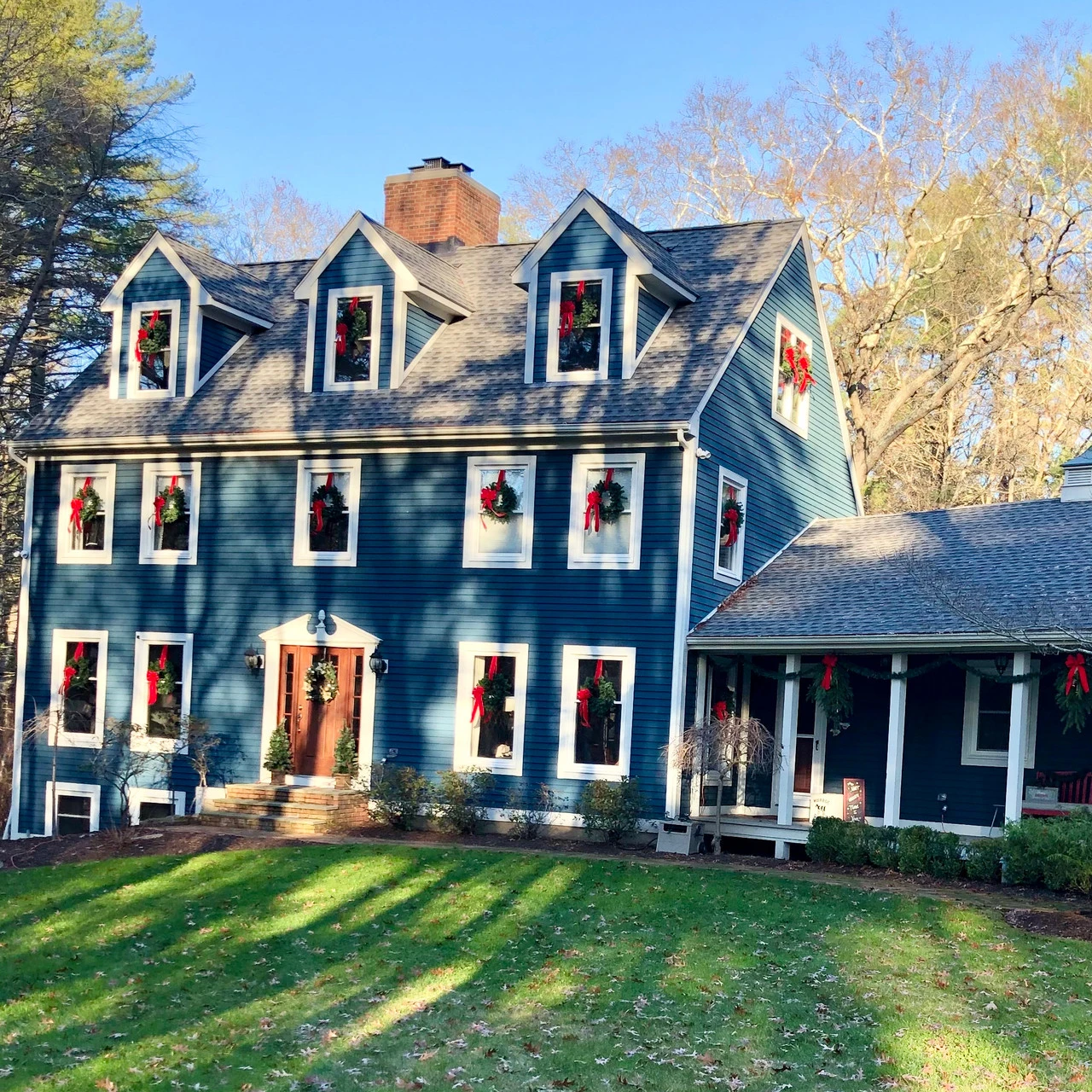 Canadian Pine Artificial Christmas Wreath, 24-Inch, Unlit 5 Canadian Pine Artificial Christmas Wreath, 24-Inch, Unlit - Image 5